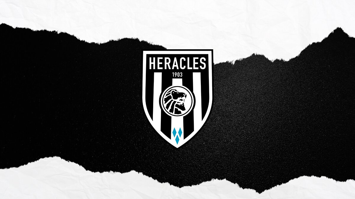 Deze afbeelding toont het logo van Heracles Almelo, een Nederlandse voetbalclub opgericht in 1903. Het logo heeft een zwart-wit gestreept schild met het hoofd van de Griekse halfgod Herakles, een verwijzing naar de naam van de club.