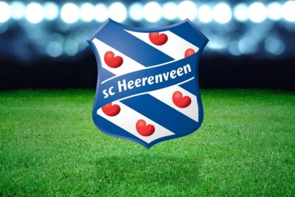 Het beeld toont het logo van sc Heerenveen, met een schildontwerp dat diagonaal blauwe en witte strepen bevat, samen met rode hartvormige symbolen die verwijzen naar het Friese erfgoed.