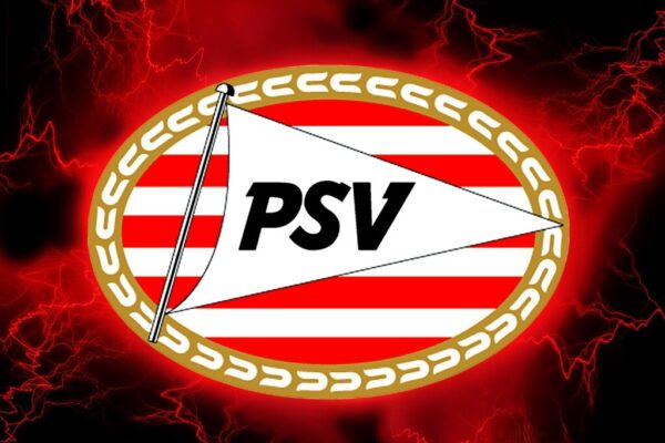 Logo van PSV Eindhoven op een achtergrond van rood en zwart. Het logo toont een witte vlag met daarop de letters "PSV" in zwarte letters, omlijst door een rood-witte achtergrond met gouden details.