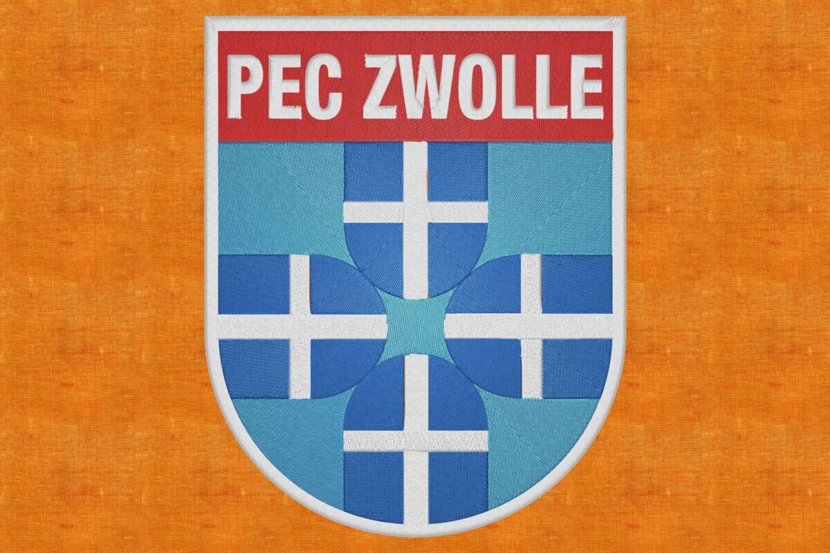 Het logo van PEC Zwolle toont een schild met witte kruizen op een blauwe achtergrond, wat verwijst naar het wapen van de stad Zwolle.